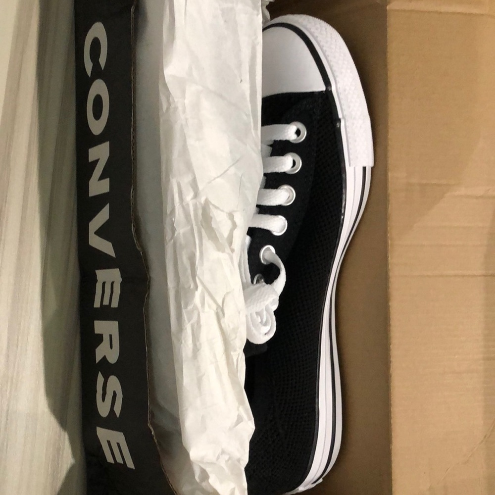 0071 NWT Converse Chuck Taylors